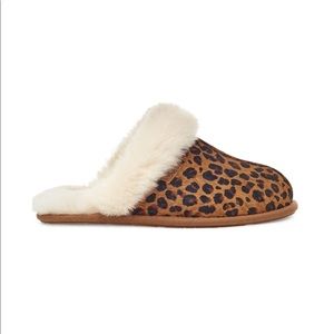UGG WOMEN'S LEOPARD SCUFFETTE II SLIPPERS